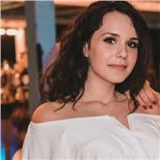 Studentessa di Fotografia all'accademia di Milano per professionisti, offre lezioni per amanti della fotografia, storia e basi per approcciarsi a questo mondo